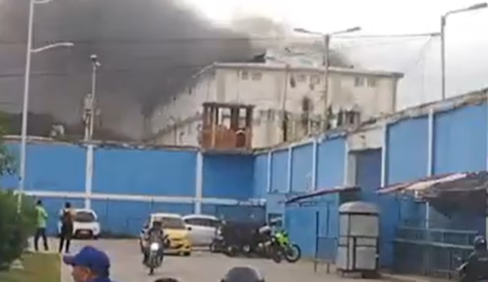 Reclusos de la cárcel El Bosque en Barranquilla se amotinaron causando un incendio en uno de sus pabellones: esto se sabe